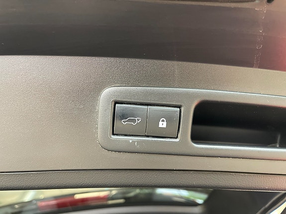 Lexus UX250h 19 of 19