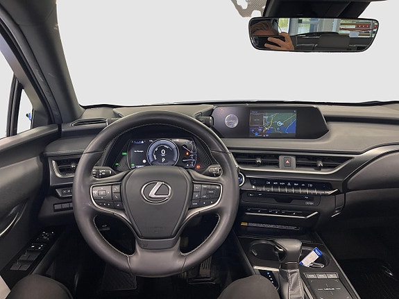 Lexus UX250h 11 of 19