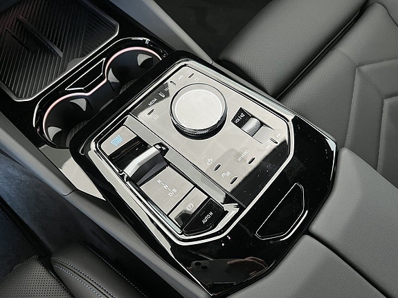 BMW i5 8 of 17