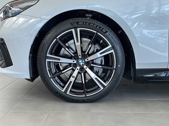BMW i5 4 of 5