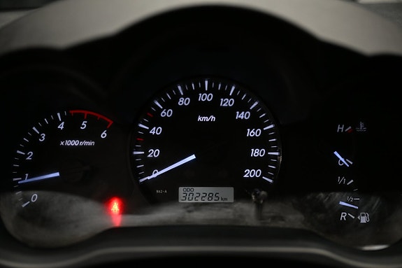 Toyota HiLux 23 of 30