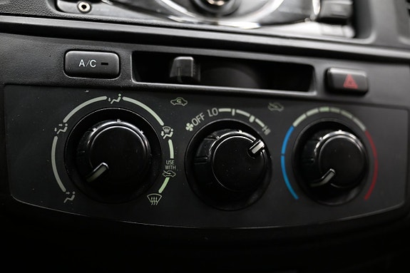 Toyota HiLux 28 of 30