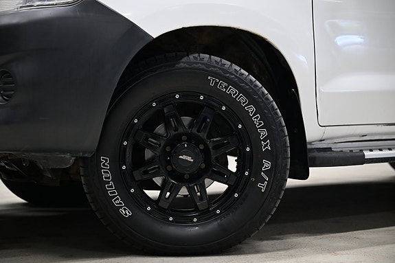 Toyota HiLux 3 of 30