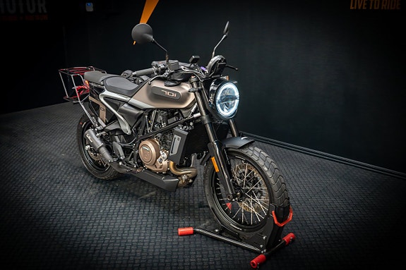 Husqvarna Svartpilen 701 *LeoVince* 2 of 14