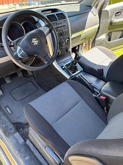 Suzuki Grand Vitara 3 of 5