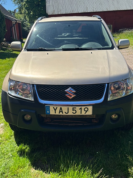 Suzuki Grand Vitara 2 of 5