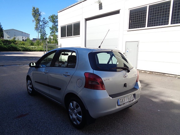 Toyota Yaris 5 of 10