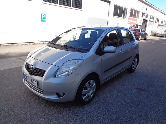 Toyota Yaris 2 of 10