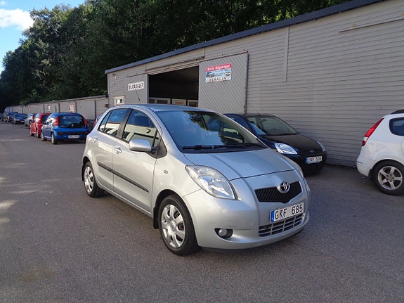 Toyota Yaris 3 of 10