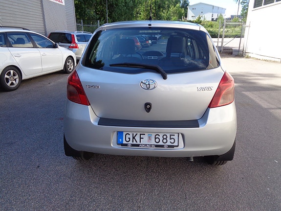 Toyota Yaris 6 of 10