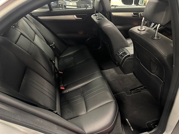 Mercedes-Benz C350 23 of 25