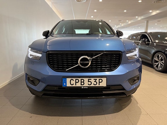 Volvo XC40 2 of 5