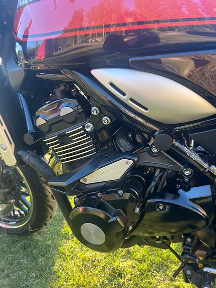 Kawasaki Z900 rs 2 of 11