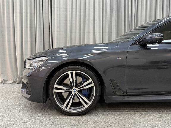 BMW 740d 4 of 5