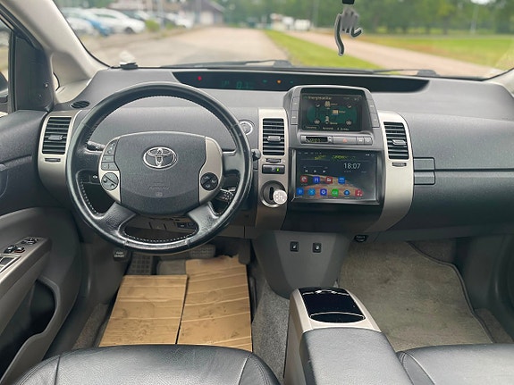 Toyota Prius 7 of 17