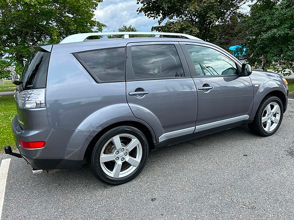 Mitsubishi Outlander 2 of 5