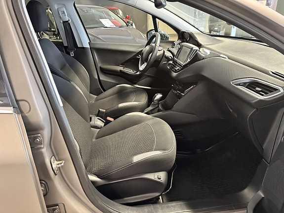 Peugeot 208 4 of 9