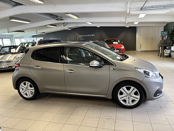 Peugeot 208 3 of 9