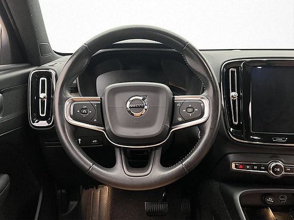 Volvo XC40 12 of 30