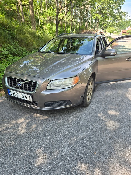 Volvo V70 3 of 5