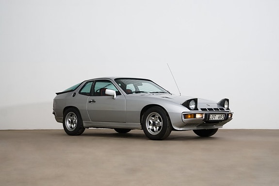 Porsche 924 4 of 5