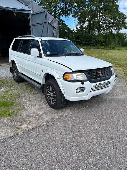 Mitsubishi Pajero Sport 2 of 5