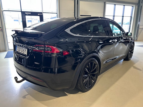 Tesla Model X 3 of 5