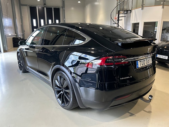 Tesla Model X 4 of 5