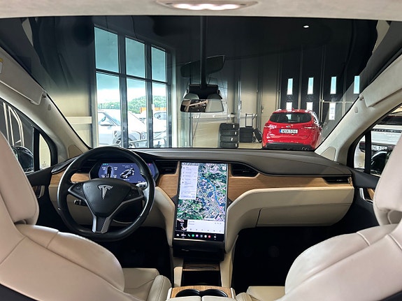 Tesla Model X 15 of 16