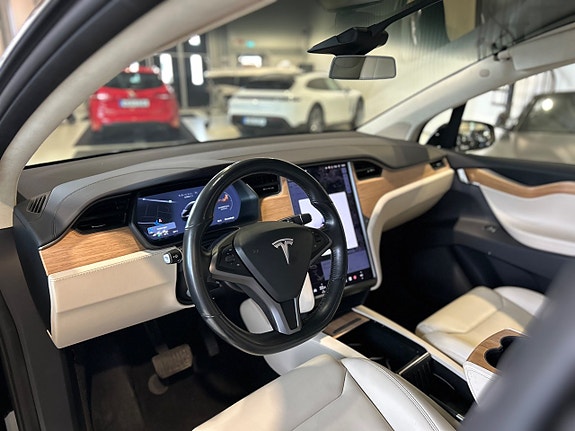 Tesla Model X 8 of 16