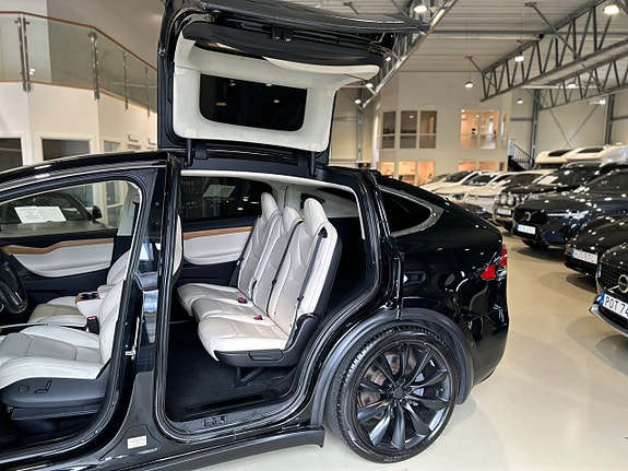 Tesla Model X 10 of 16
