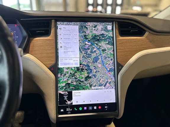 Tesla Model X 12 of 16
