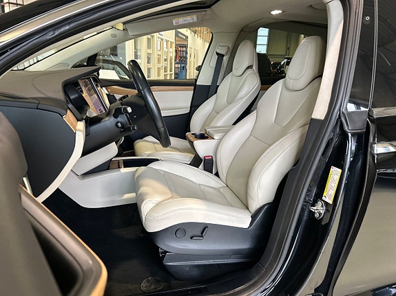Tesla Model X 9 of 16