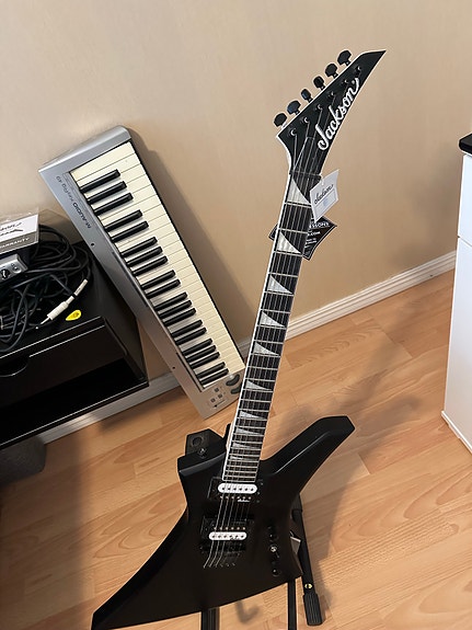 Fin musikstudio: Jackson Kelly elgitarr (ej använd) Boss MT-2, MIDI & ljudkort