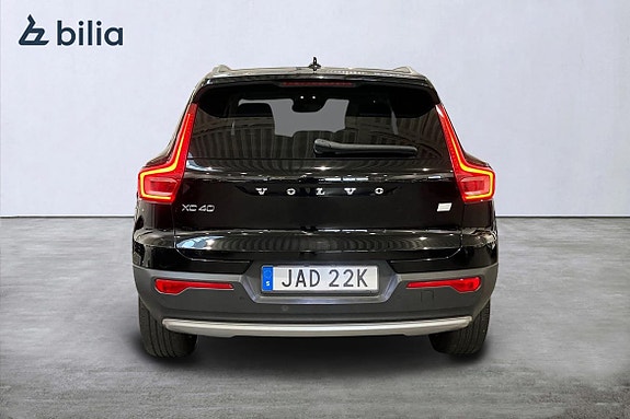 Volvo XC40 2 of 5