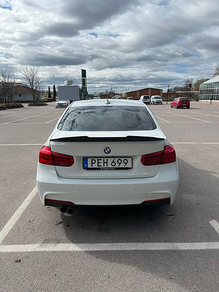 BMW 330e 4 of 5