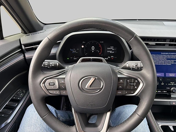 Lexus LBX 7 of 9