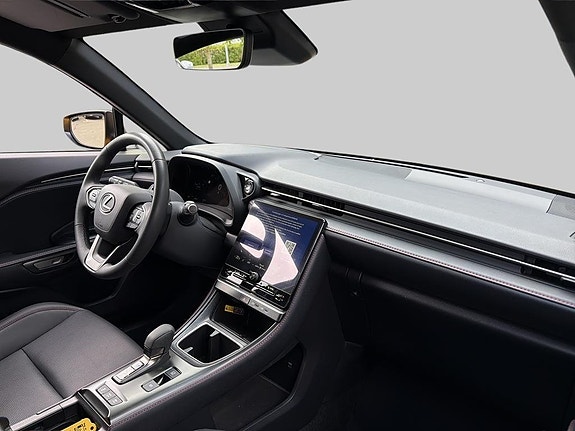 Lexus LBX 6 of 9