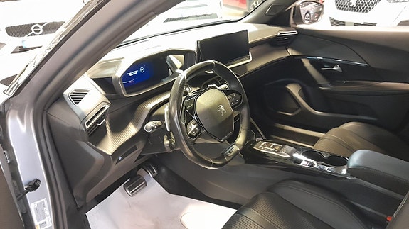 Peugeot 2008 2 of 5