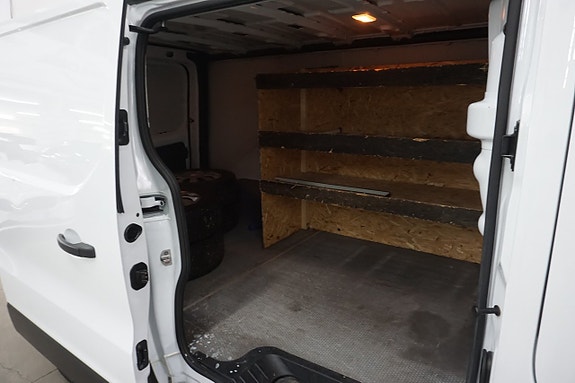 Nissan NV300 7 of 13