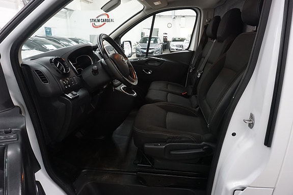 Nissan NV300 5 of 5