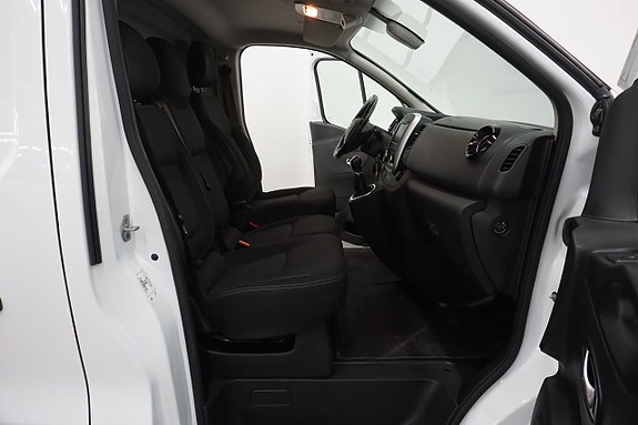 Nissan NV300 8 of 13
