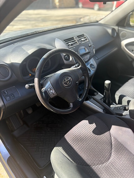 Toyota RAV4 4 of 5