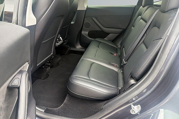 Tesla Model Y 11 of 18