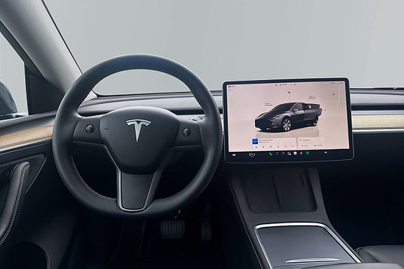 Tesla Model Y 13 of 18