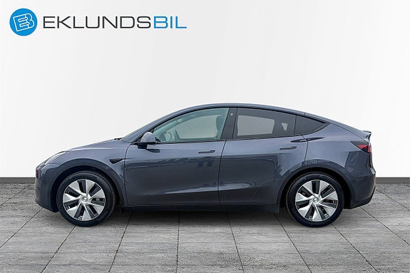 Tesla Model Y 9 of 18