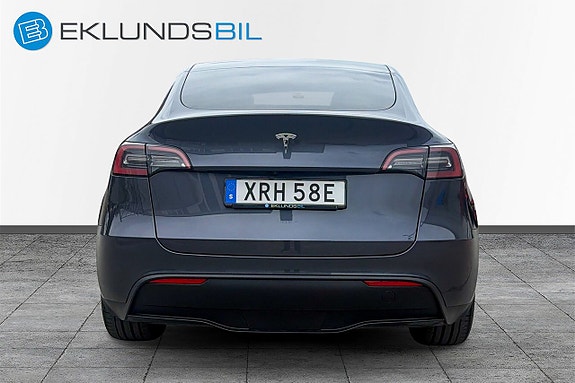 Tesla Model Y 7 of 18