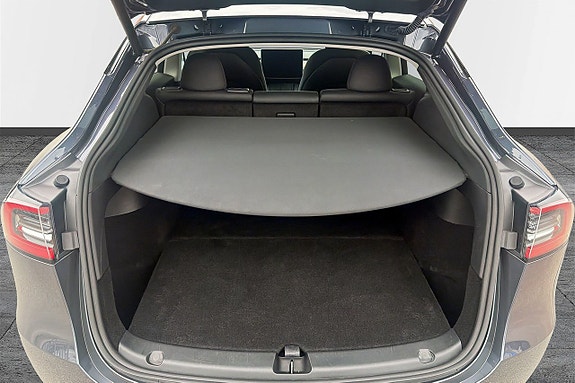 Tesla Model Y 16 of 18