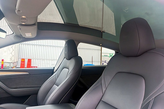 Tesla Model Y 17 of 18