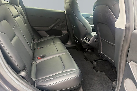 Tesla Model Y 15 of 18